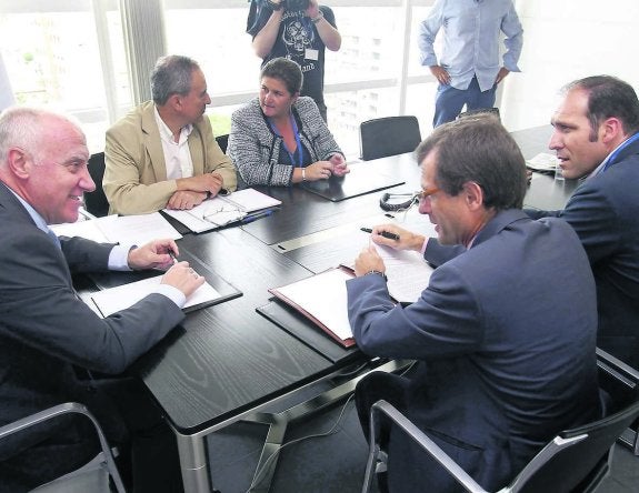 El consejero de Sanidad, Faustino Blanco, y el director de Salud Pública, Julio Bruno, ambos a la izquierda, en la reunión que ayer mantuvieron con representantes de la Asociación de Sidra Asturiana. 