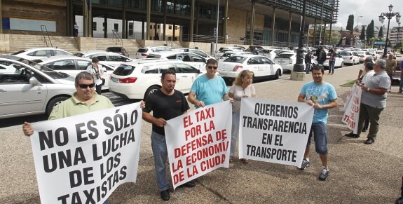 Los taxistas retomaron ayer sus protestas ante la sede de Fomento para exigir que no permita la entrada de los interurbanos en el recinto del HUCA. 