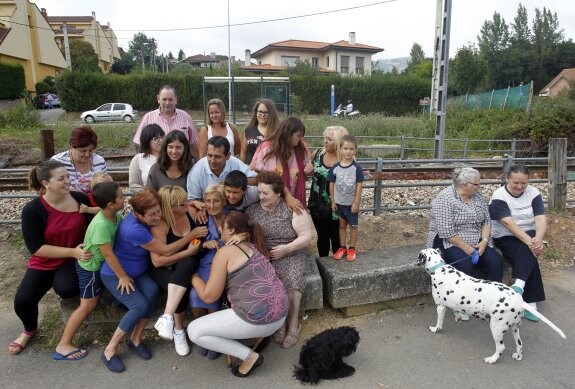 Palmira Morán, sus familiares, ayer, en Las Mazas. 