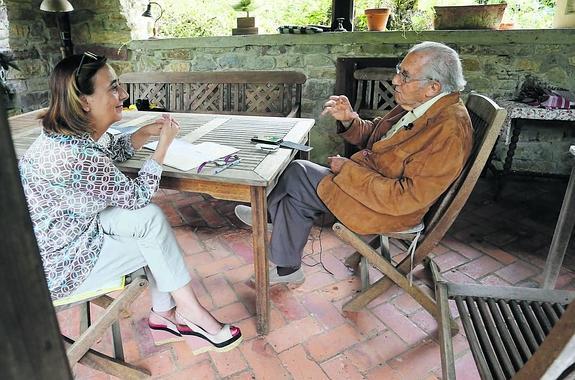 Gustavo Bueno, en la entrevista realizada en su casa de Niembro. 