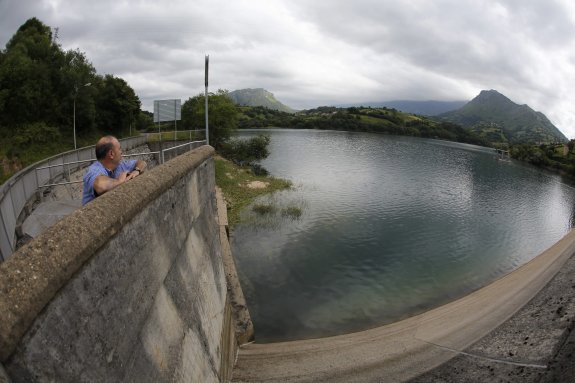 Un pescador, sin caña, observa el embalse de los Alfilorios. 