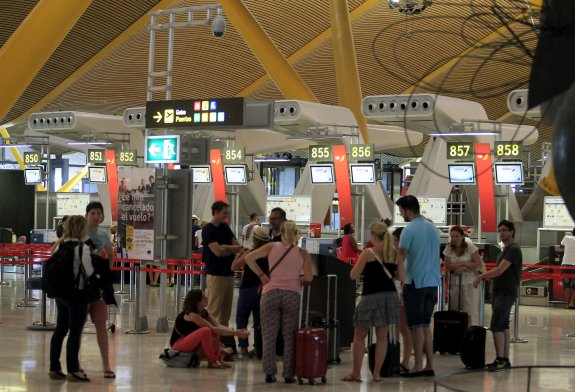 Numerosos pasajeros ante los mostradores de atención al público en el aeropuerto Adolfo Suárez, de Madrid-Barajas. 