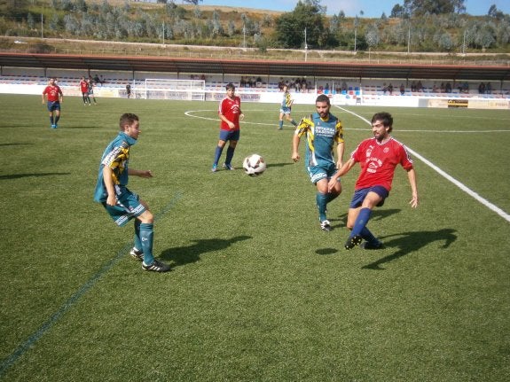 Dos jugadores del Ribadesella y el Argüero pelean el esférico. 