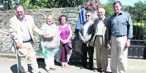 Asistentes al homenaje a Juan Mon en Talarén. :: E. C.