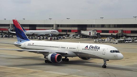 Un avión de la compañía Delta Airlines, en el aeropuerto de Atlanta.