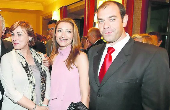 Mariví Monteserín, Ana Concejo y Luis Ramón Fernández Huerga, en la fiesta posterior a la entrega de premios de LA VOZ DE AVILÉS de 2012. 