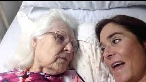 Emotivo momento en el que una madre con Alzheimer reconoce a su hija