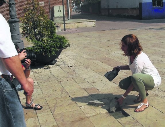 Una vecina de Ciaño muestra unas baldosas dañadas. 