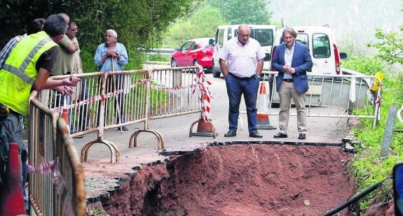 Balmori visitó el argayu de Otura. :: J. M. PARDO