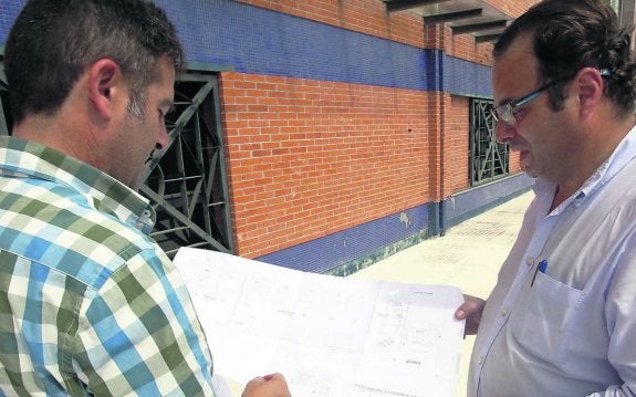 Los concejales Ballestero y Rodríguez viendo los planos. 