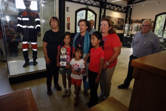 Maite Pando, las niñas Sara, Carla e Inés y la visitante 50.000, María Jesús Varela, posan ayer con la alcaldesa de Langreo en las instalaciones del Ecomuseo de Samuño. 
