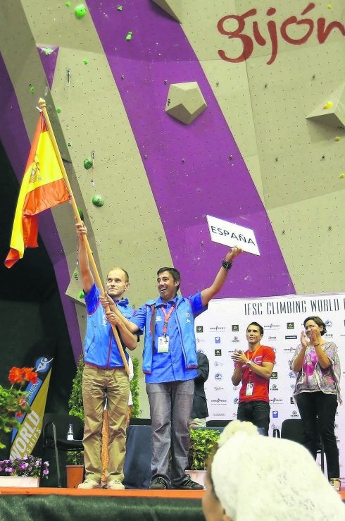 Juan Pipo y Manuel Suárez, los abanderados españoles, con la alcaldesa Carmen Moriyón a la derecha. 