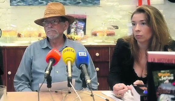 Faustino Rodríguez Arbesú y su hija Sofía Rodríguez, ayer, en Gijón. 