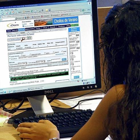 Una joven reserva un vuelo por internet.