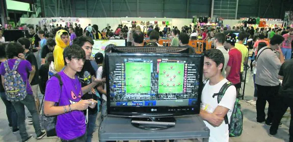 La zona de videojuegos fue una de las más demandadas durante todo el día por un público que llenó el pabellón central. 