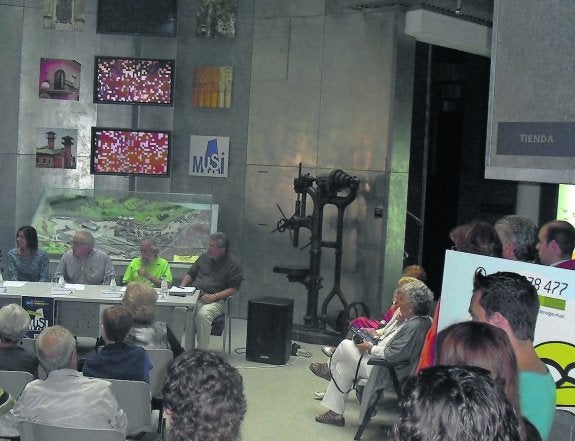 Presentación, ayer, de la muestra 'Raíles'. :: M. V.