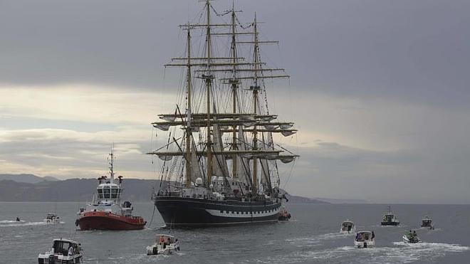 Multitudinaria despedida al Kruzenshtern