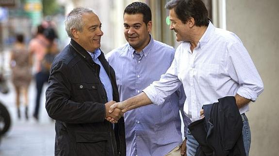 Javier Fernández saluda al ex líder del PSC Pere Navarro, en presencia del secretario general de Juventudes Socialistas, Nino Torre, el sábado, antes del inicio del comité federal. 