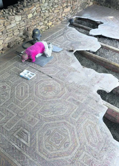Restauración del mosaico de la villa romana de Veranes.