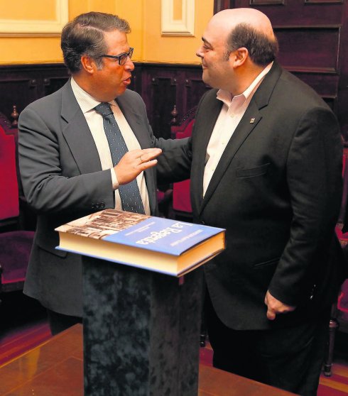 Agustín Iglesias Caunedo, ayer con Gregorio Serrano.