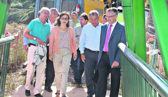 La consejera de Formento, Belén Fernández; junto al alcalde de Carreño, Ángel Riego, durante su visita, ayer, en la senda de El Tranqueru. 