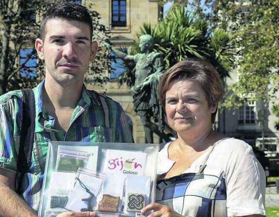 Paloma García y el premiado, Víctor Gómez. :: D. MORA