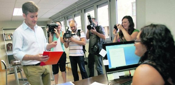 El diputado regional José María Pérez, en la Casa del Pueblo de Gijón, formaliza su precandidatura a las primarias. 