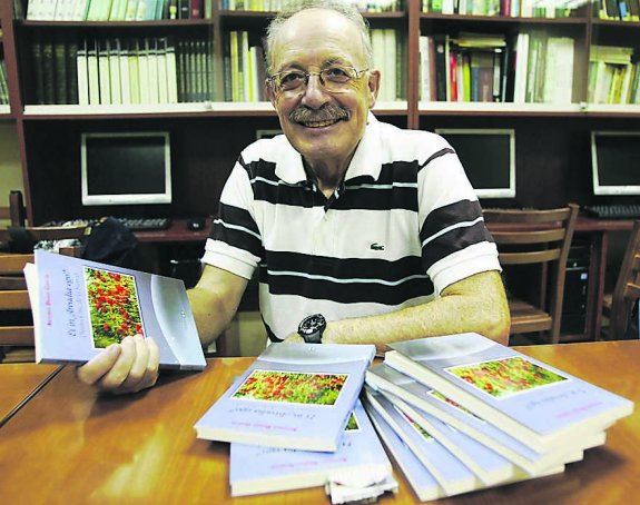 Antonio Bravo, con sus libros. :: PALOMA UCHA