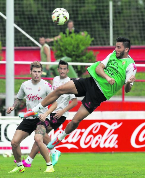 Guerrero remata de cabeza a portería en el entrenamiento de ayer, ante la mirada de Mandi y Luis Hernández, detrás.