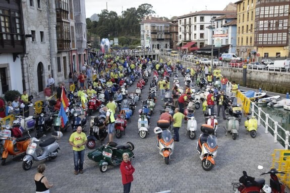 Más de 350 Vespas participaron en la tercera concentración de estas motos en Llanes. 