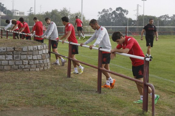 Los jugadores del filial sportinguista, en un entrenamiento en Mareo. 