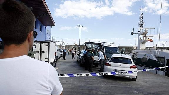 El cuerpo del buzo fallecido es introducido en el coche fúnebre en el puerto de Lastres. :: susana san martín 