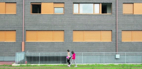 El piso con las ventanas abiertas en el que residía Andrés Valdés Bermejo, en la calle Alicia Concepción Álvarez, en Nuevo Roces. 