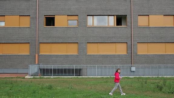 El piso con las ventanas abiertas en el que residía Andrés Valdés Bermejo, en la calle Alicia Concepción Álvarez, en Nuevo Roces. 