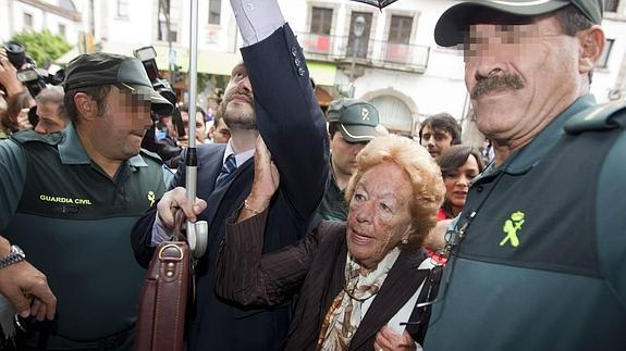 Menchu Álvarez del Valle, abuela paterna de doña Letizia, a su llegada a los Juzgados de Cangas de Onís acompañada por su abogado, el 20/07/2012