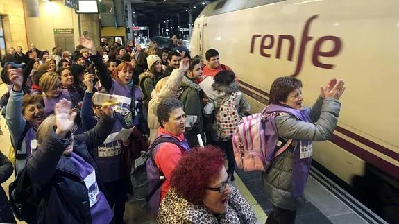 Integrantes del 'Tren de la Libertad', en la estación de trenes de Oviedo, antes de partir para Madrid el pasado enero. 