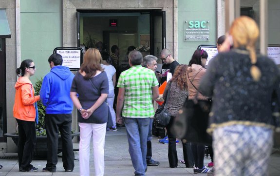 Las personas que el pasado viernes esperaban fuera del SAC para presentar solicitudes. 