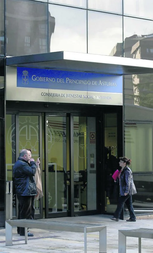 Entrada al edificio de la consejería de Bienestar, en Oviedo. 