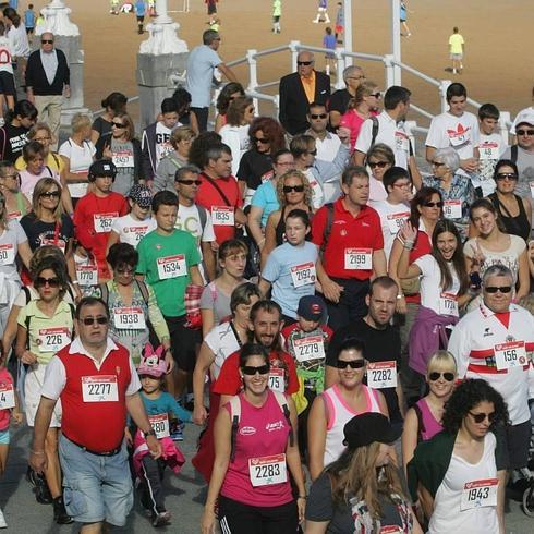 Salida en el Muro de la I Marcha solidaria en favor de Cáritas organizada por el diario EL COMERCIO en 2013