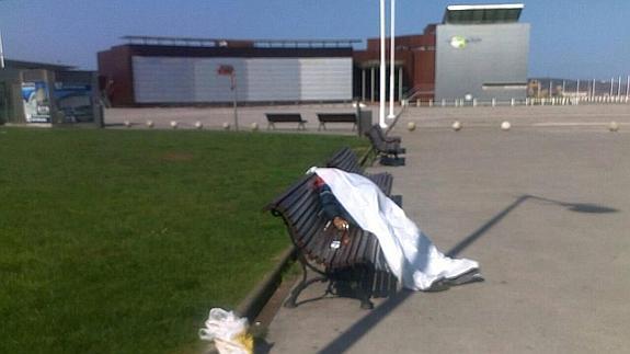 Fallece en un banco de Poniente