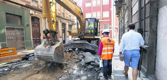 Obras de peatonalización en la calle de Domínguez Gil. 