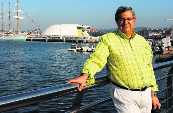 Manuel Ángel Hidalgo en el paseo de la ría, con el Centro Niemeyer al fondo. 