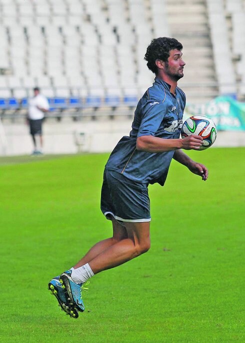 Eneko controla un balón en el entrenamiento de ayer en el Carlos Tartiere. 