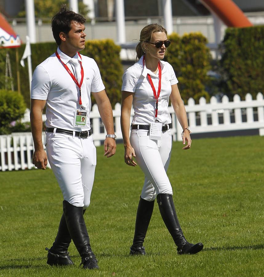 Sergio Alvarez Moya y Marta Ortega supervisan la pista en una prueba del Concurso de Saltos Internacional Oficial de Gijón, CSIO 2011, en Las Mestas 