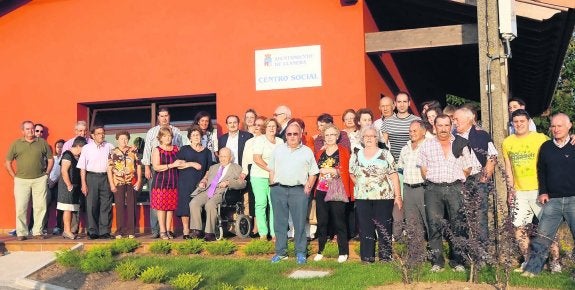 Los asistentes al acto de inauguración, con el alcalde de Llanera y los homenajeados. 