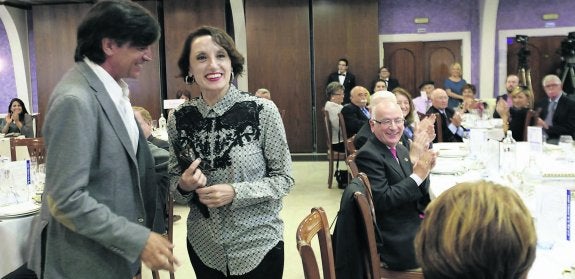 Carlos López Otín fue el encargado de presentar a Luz Casal, que dio lectura al cuaderno literario de esta edición. 