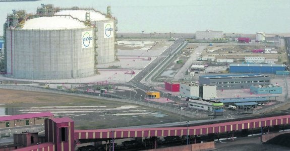La planta regasificadora de Enagás en el puerto de El Musel, en Gijón, que permanece en estado de hibernación. 