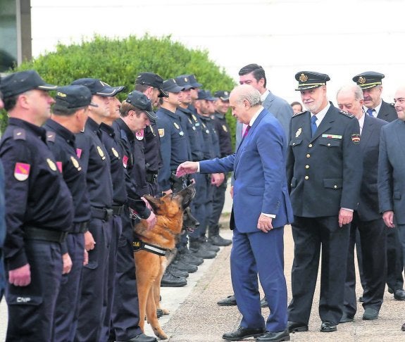En la Comandancia de Oviedo, el ministro saludó a los agentes. 