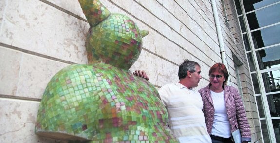 La alcaldesa, Pilar Varela, y el coordinador del 'Proyecto Eugenia', Pablo Hugo Rozada, posan junto a la 'Monstrua' de este último, instalada frente a la Casa de Cultura. 