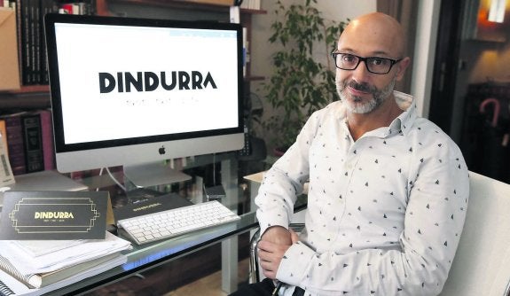 Juan Jareño muestra una fotografía del Dindurra en su estudio de diseño. 
